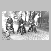 086-0071 Adolf und Rosa Murach (Bildmitte) mit guten Nachbarn im Jahre 1938.jpg
